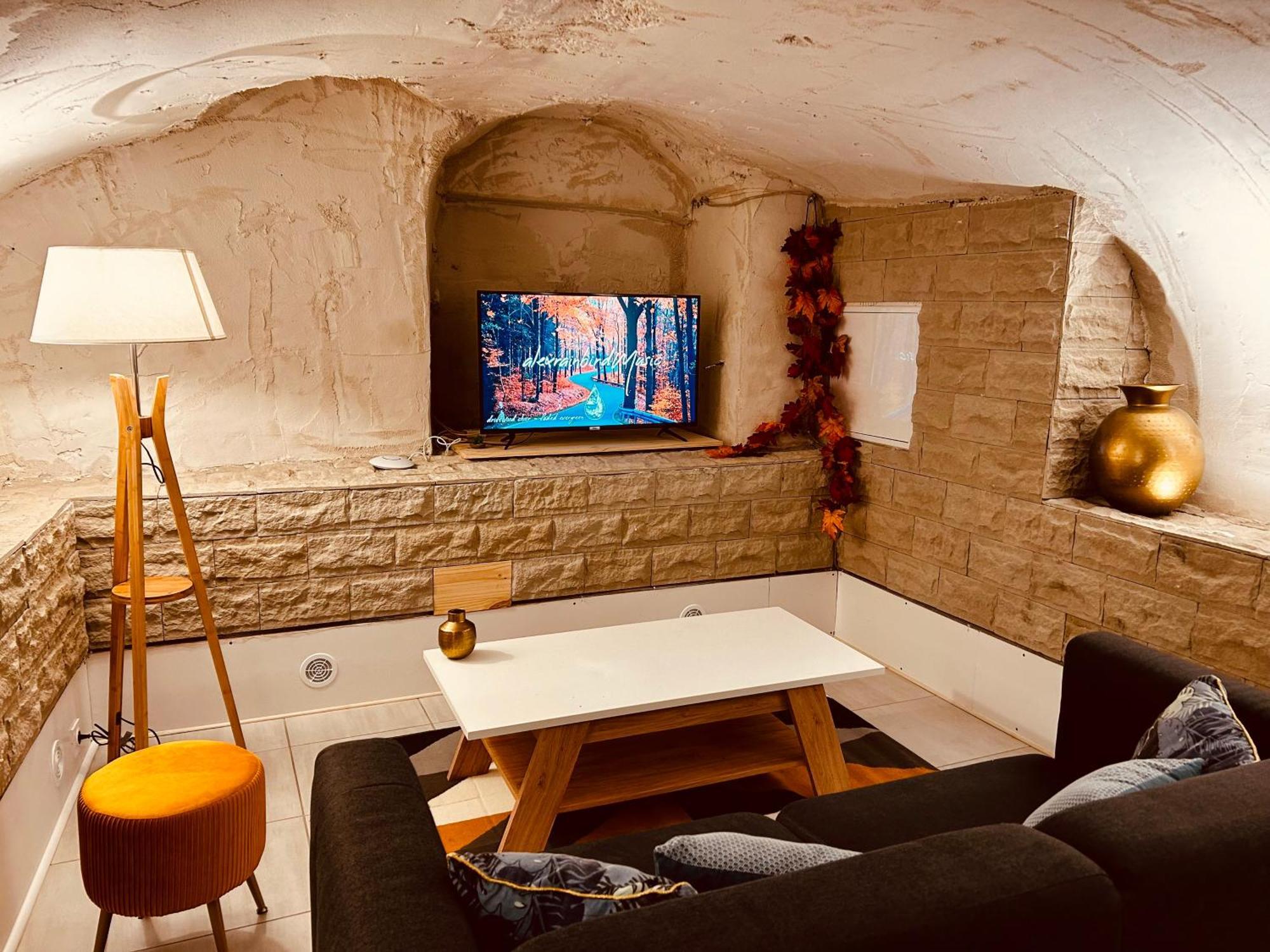La Cave Aux Lumieres - Proche Centre-Ville - 2 Chambres - Wifi Renaison Kültér fotó